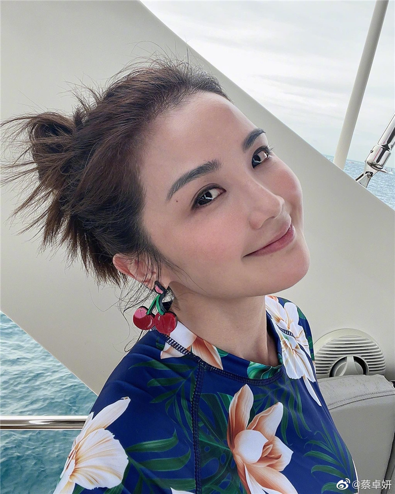 蔡卓妍晒度假自拍 穿印花露脐衫气色超好状态佳