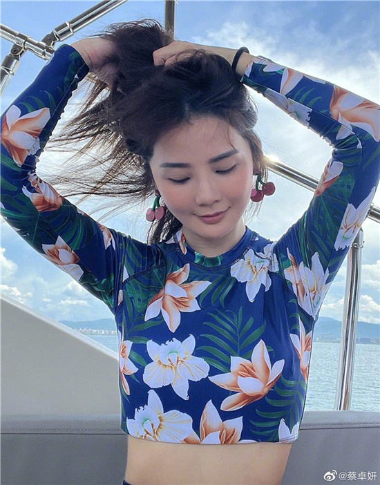 蔡卓妍晒度假自拍 穿印花露脐衫气色超好状态佳