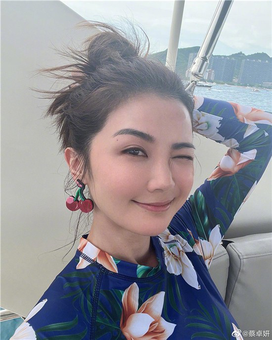 蔡卓妍晒度假自拍 穿印花露脐衫气色超好状态佳