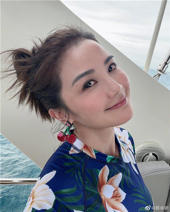蔡卓妍晒度假自拍 穿印花露脐衫气色超好状态佳