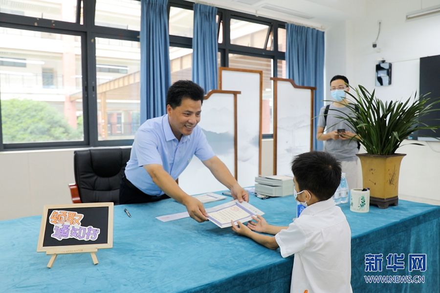 特別的見面禮！這位小學校長當面手寫1300份《入學通知書》