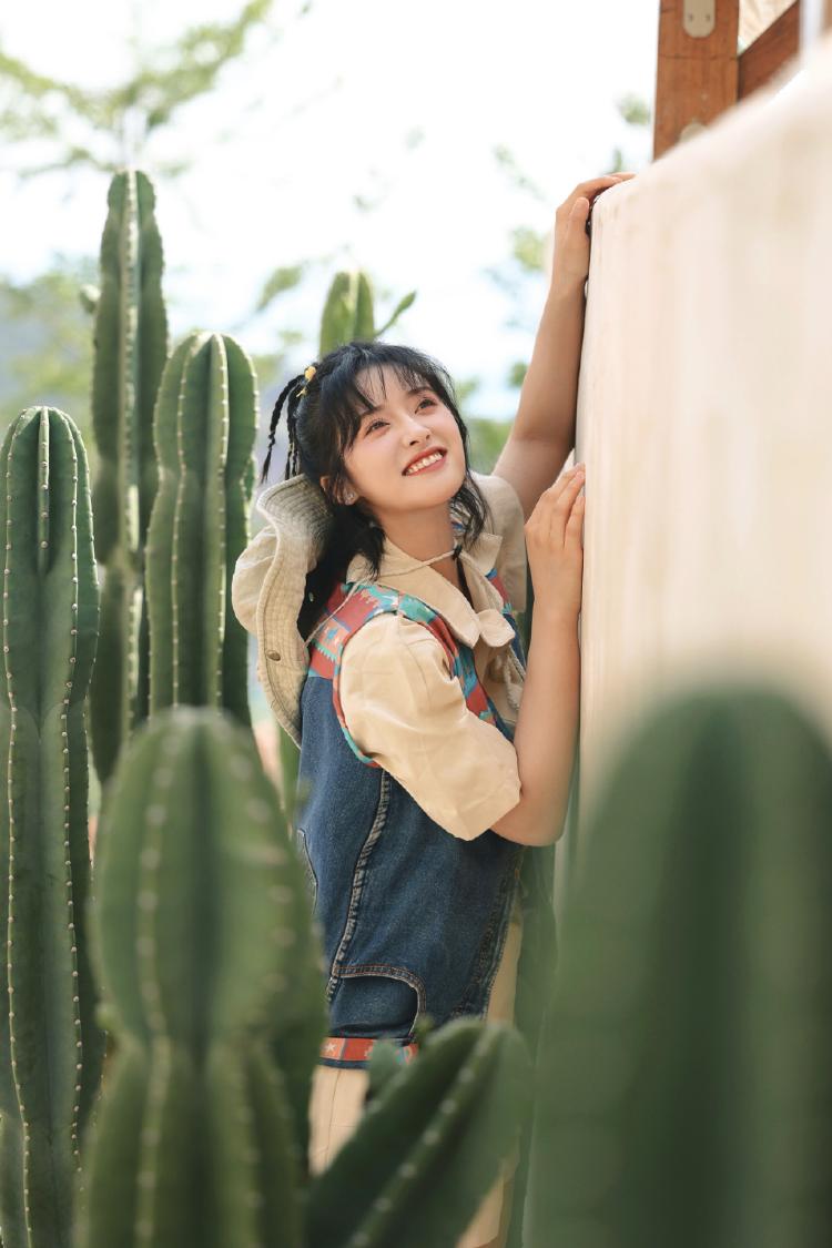 沈月元气美照曝光 在镜头前鬼马灵动