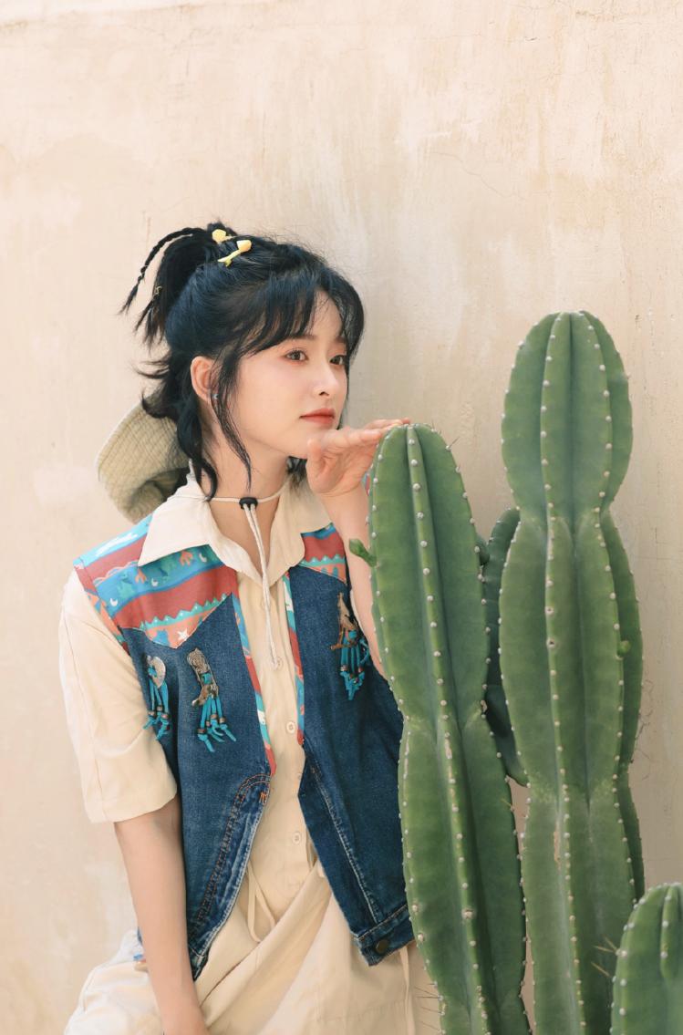 沈月元气美照曝光 在镜头前鬼马灵动