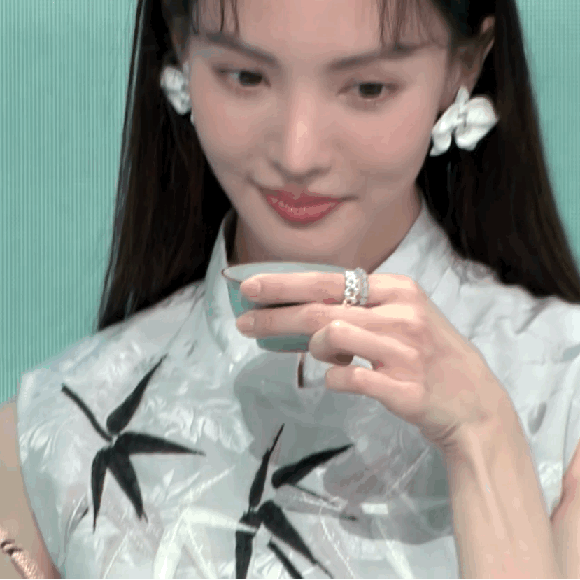 流行网红脸vs高级美人脸：加点「央视感」就变美？吊打网红，get央妈秘籍