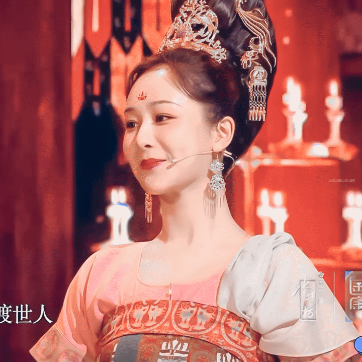 流行网红脸vs高级美人脸：加点「央视感」就变美？吊打网红，get央妈秘籍