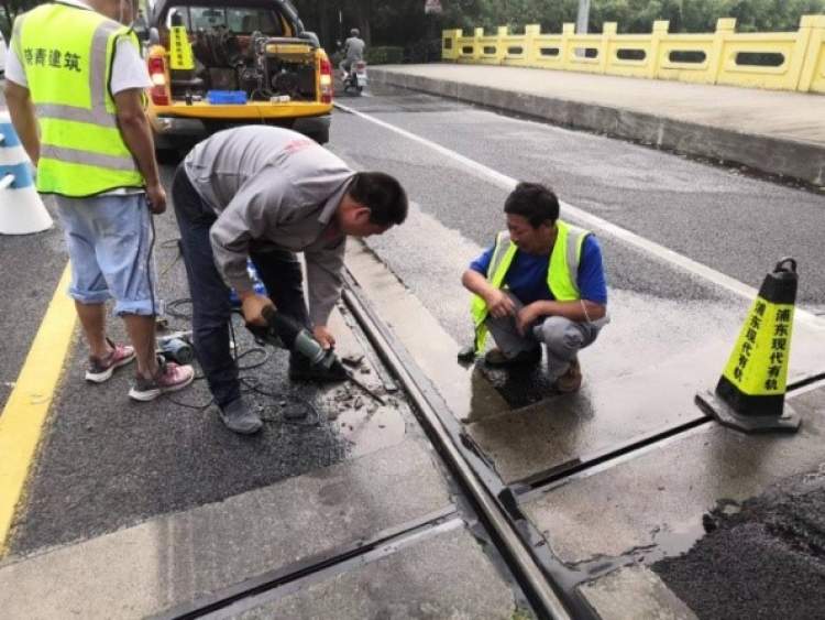 高温炙烤下，张江有轨电车1路疑似轨道轻微拱胀，抢修人员采取措施维护正常运行