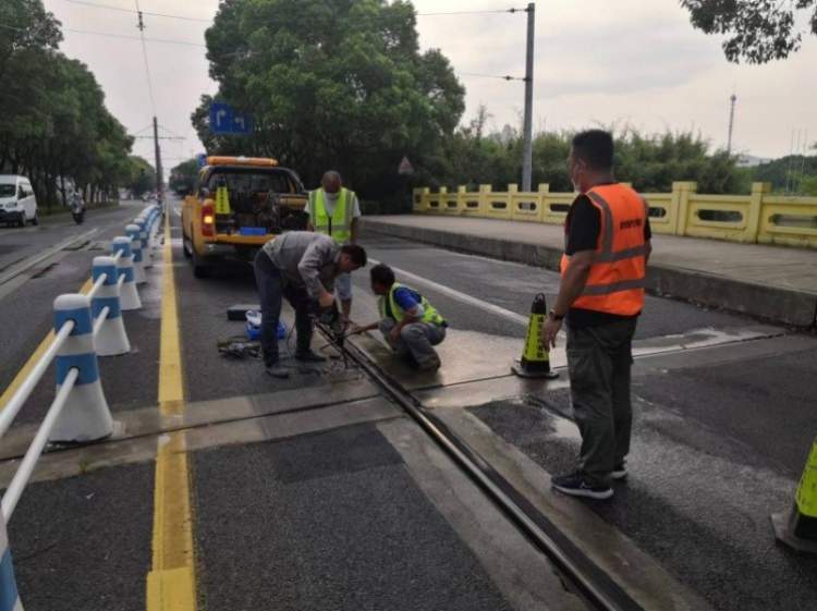 高温炙烤下，张江有轨电车1路疑似轨道轻微拱胀，抢修人员采取措施维护正常运行