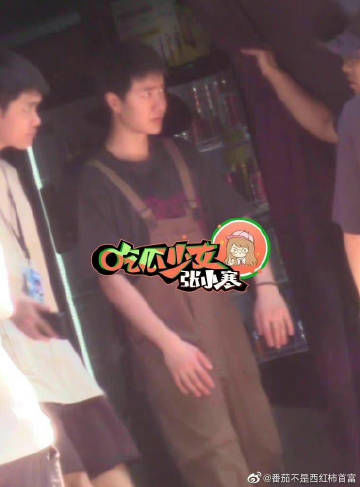 220715 王一博《热烈》吊带洗车夫造型路透