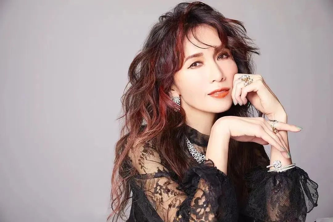 被网友骂了20多年的日本女人，却有上百万人想知道她包里装了什么