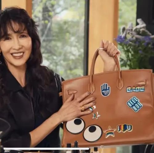 被网友骂了20多年的日本女人，却有上百万人想知道她包里装了什么