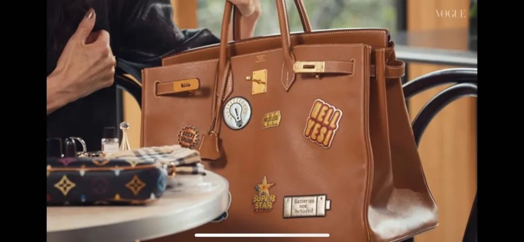 被网友骂了20多年的日本女人，却有上百万人想知道她包里装了什么