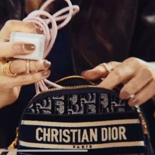 被网友骂了20多年的日本女人，却有上百万人想知道她包里装了什么