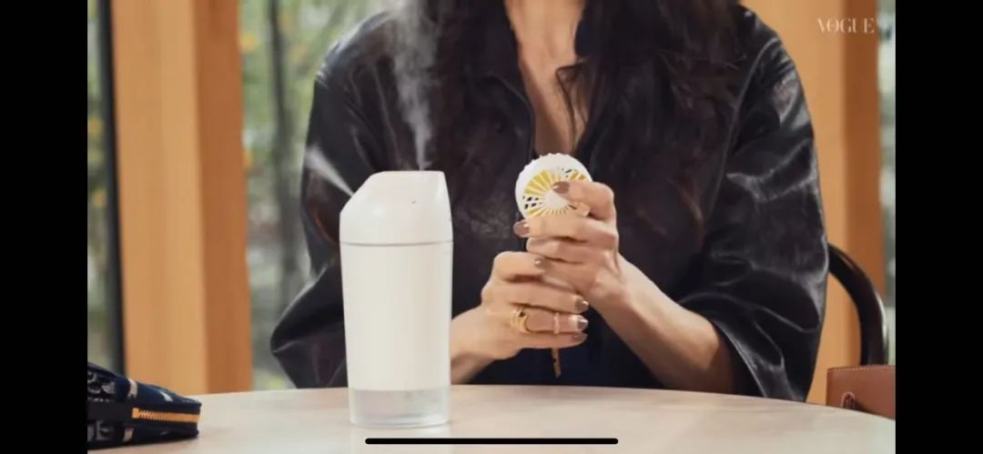 被网友骂了20多年的日本女人，却有上百万人想知道她包里装了什么