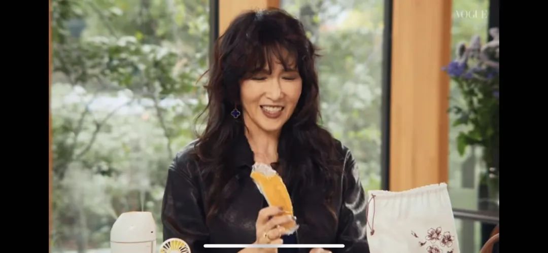 被网友骂了20多年的日本女人，却有上百万人想知道她包里装了什么