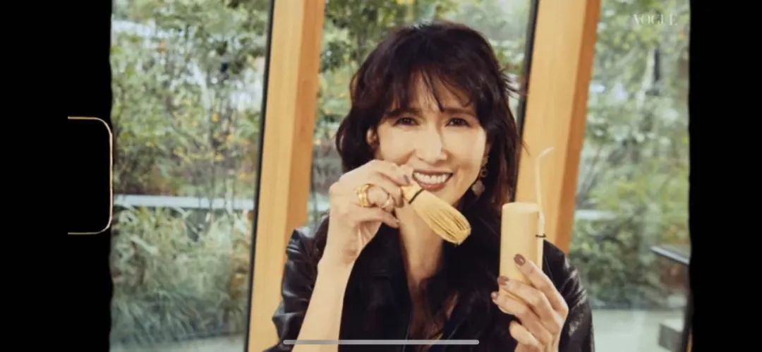 被网友骂了20多年的日本女人，却有上百万人想知道她包里装了什么