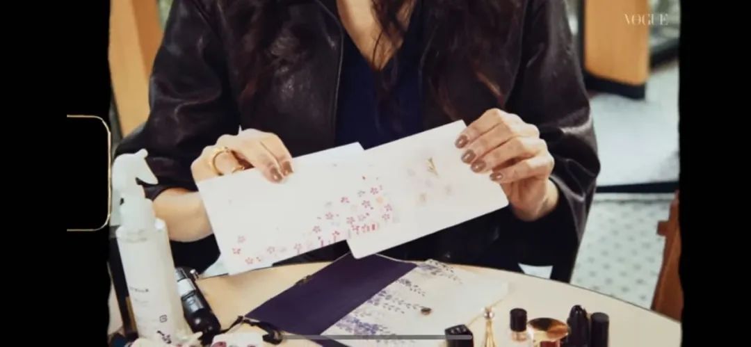 被网友骂了20多年的日本女人，却有上百万人想知道她包里装了什么