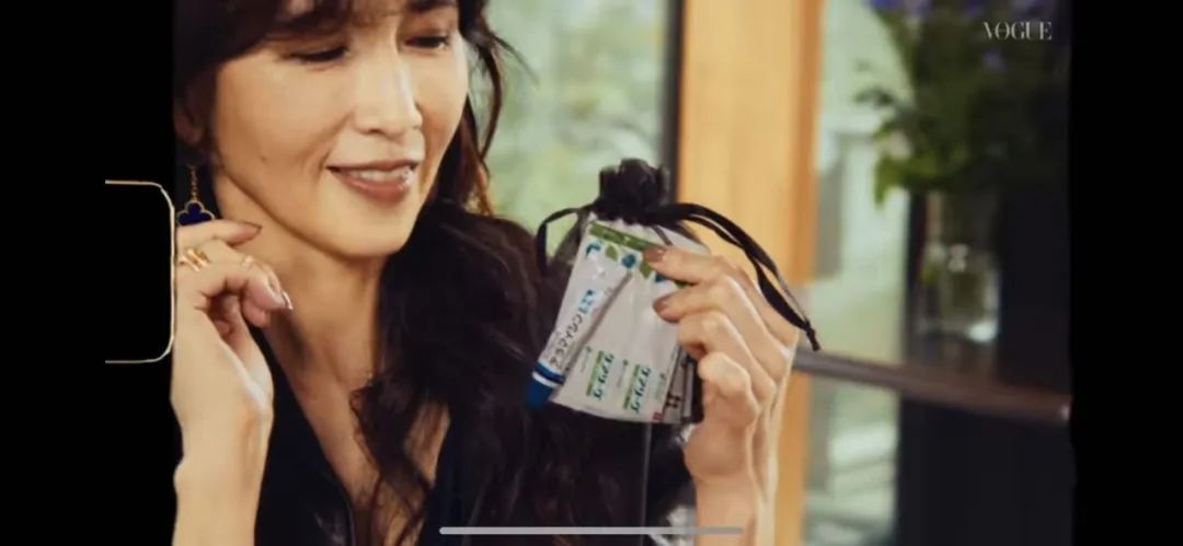 被网友骂了20多年的日本女人，却有上百万人想知道她包里装了什么