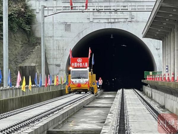 首次！铁轨“爬上”川西高原