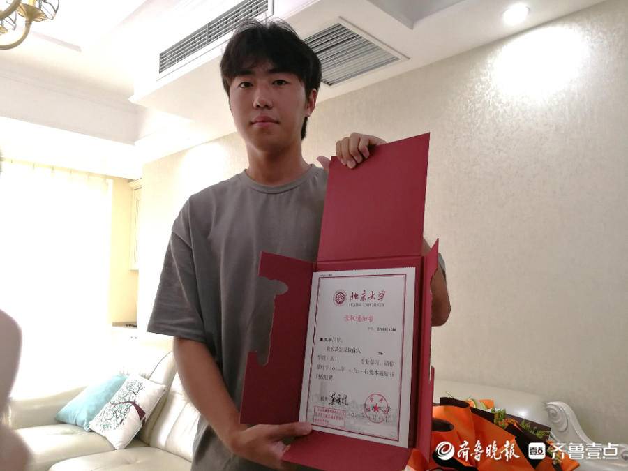踢足球能考上大学吗（踢球踢进北大！青岛二中“学霸运动员”收到录取通知书）