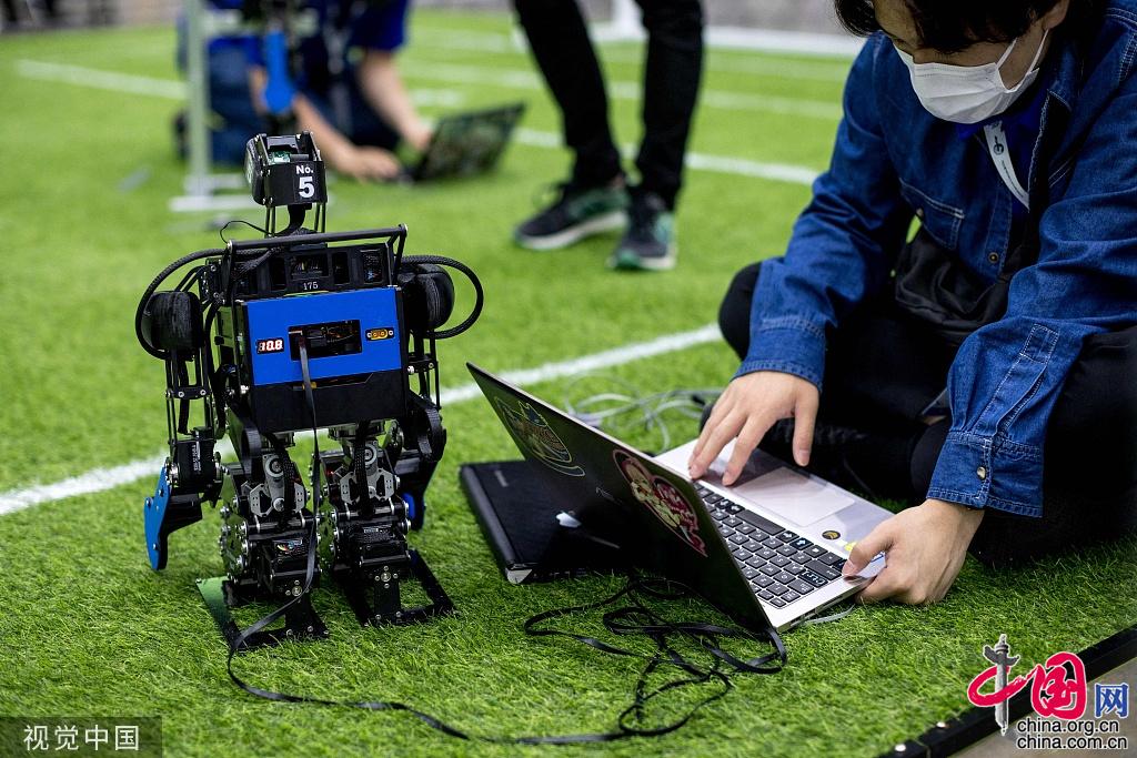 泰国举行2022年机器人世界杯 呆萌机器人踢足球