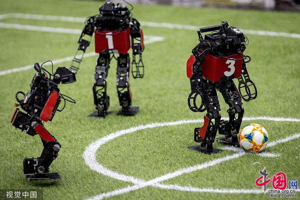 泰国举行2022年机器人世界杯 呆萌机器人踢足球