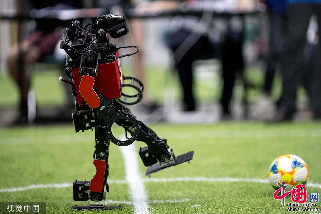 泰国举行2022年机器人世界杯 呆萌机器人踢足球