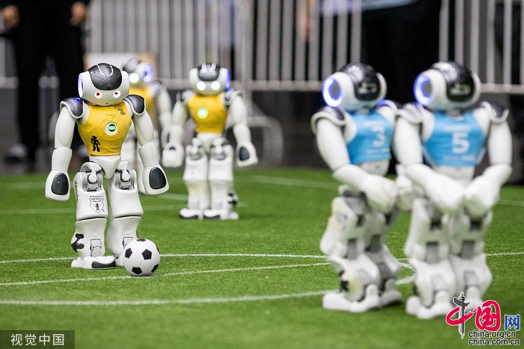 泰国举行2022年机器人世界杯 呆萌机器人踢足球