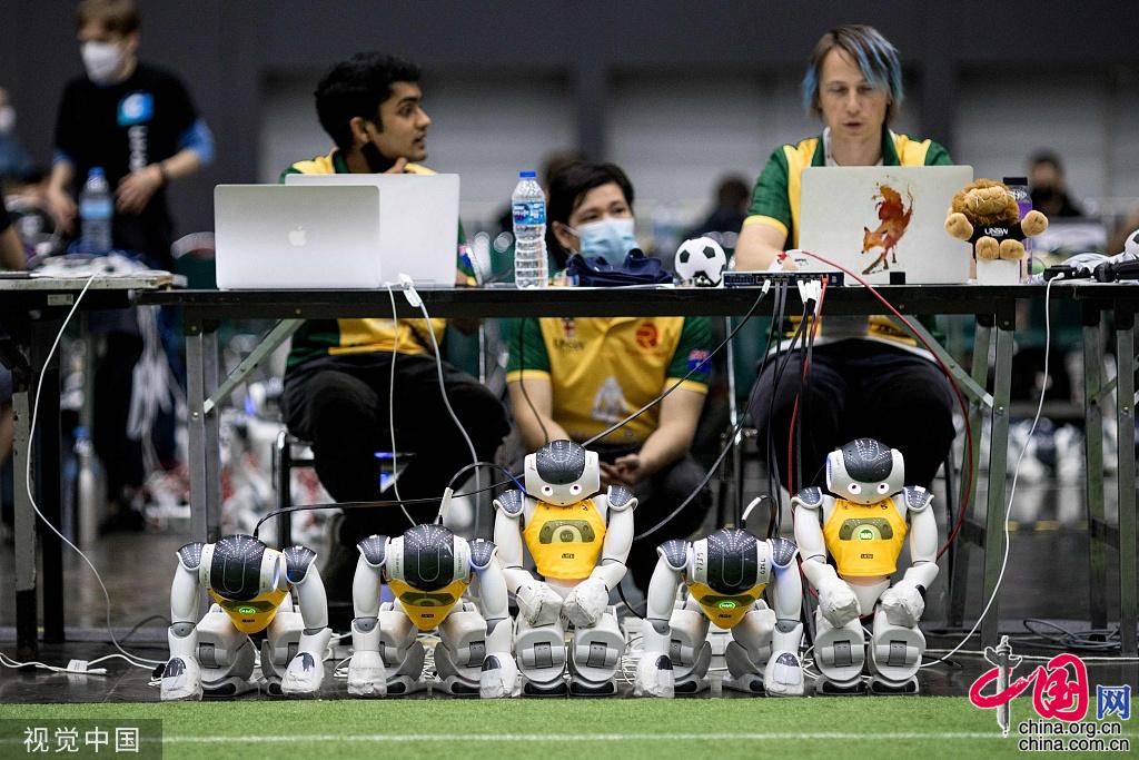 泰国举行2022年机器人世界杯 呆萌机器人踢足球