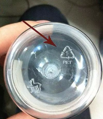 夏天放車里的礦泉水能不能喝？瓶子上的這個標志一定要留意……