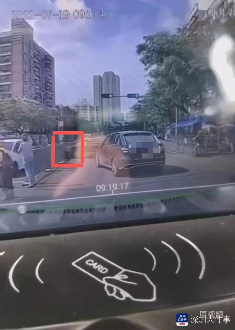 外卖员被车撞倒后又遭碾压，深圳交警：系司机紧张操作不当