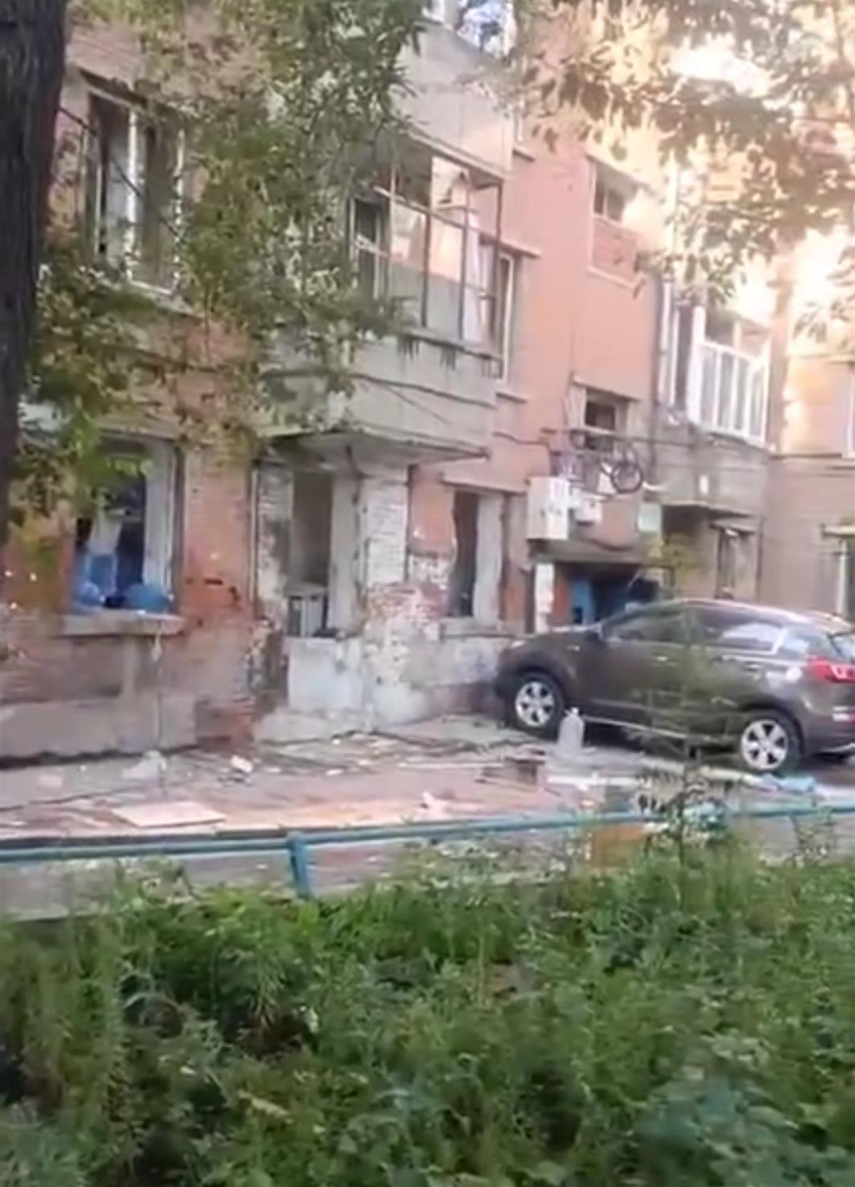 哈尔滨一居民楼突发爆炸，目击者：塑钢窗被炸碎