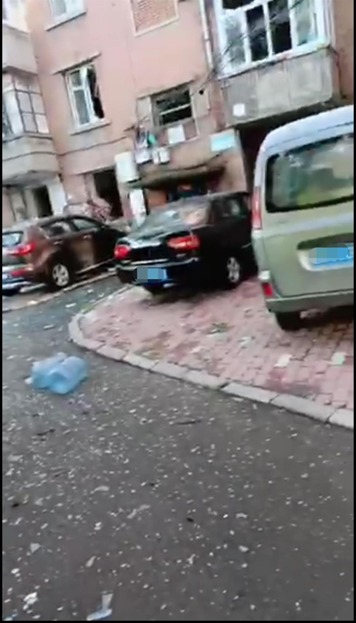 哈尔滨一居民楼突发爆炸，目击者：塑钢窗被炸碎
