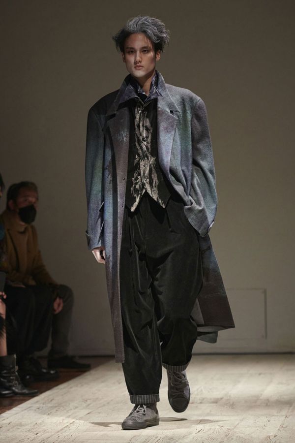 日本著名时装设计师山本耀司：服装业应加快数字化转型