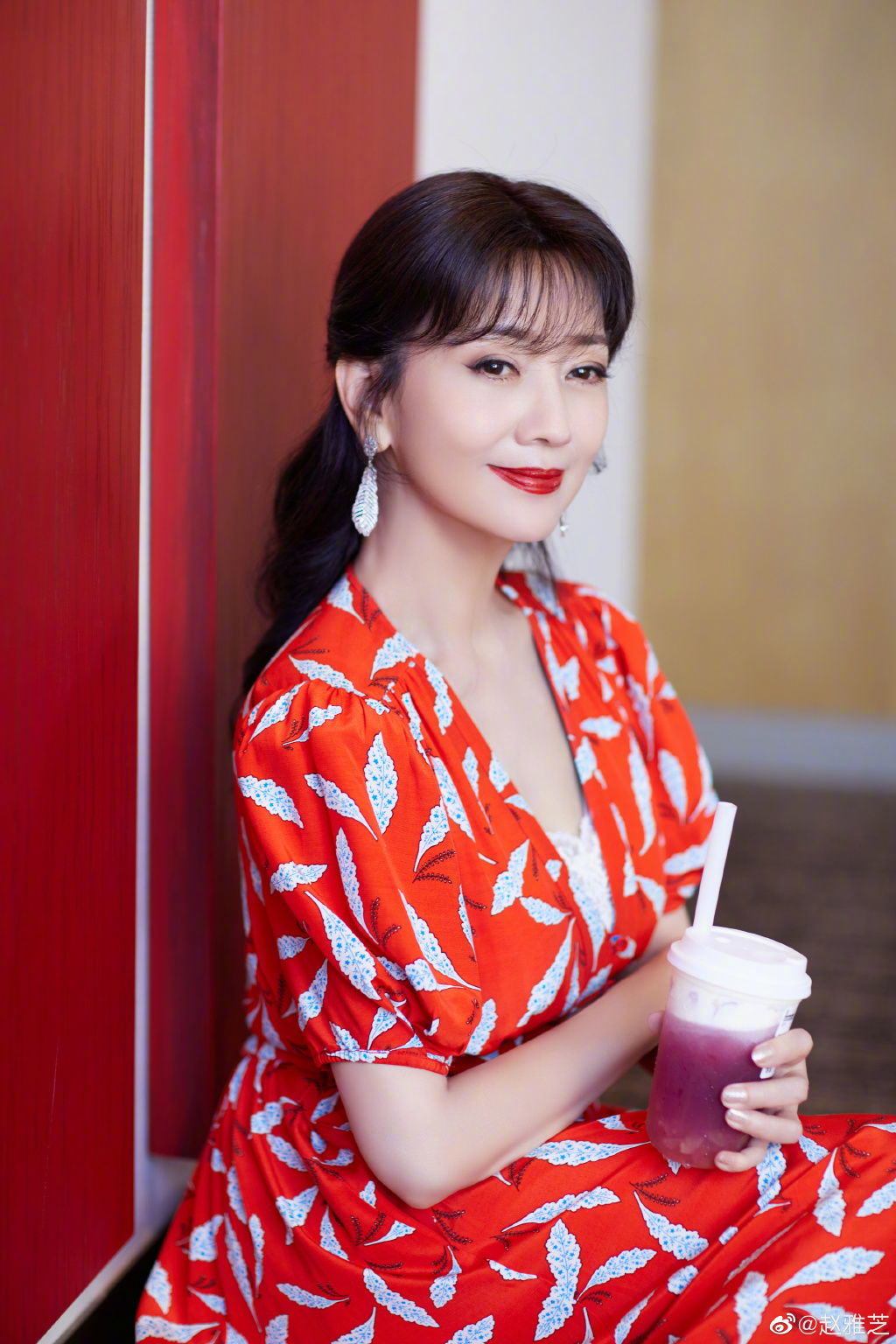 冻龄女神赵雅芝晒美照 穿红裙温柔优雅