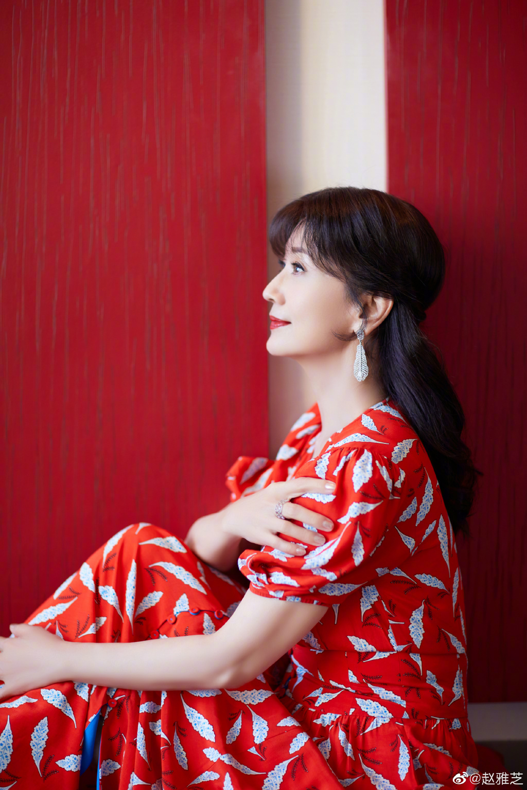 冻龄女神赵雅芝晒美照 穿红裙温柔优雅