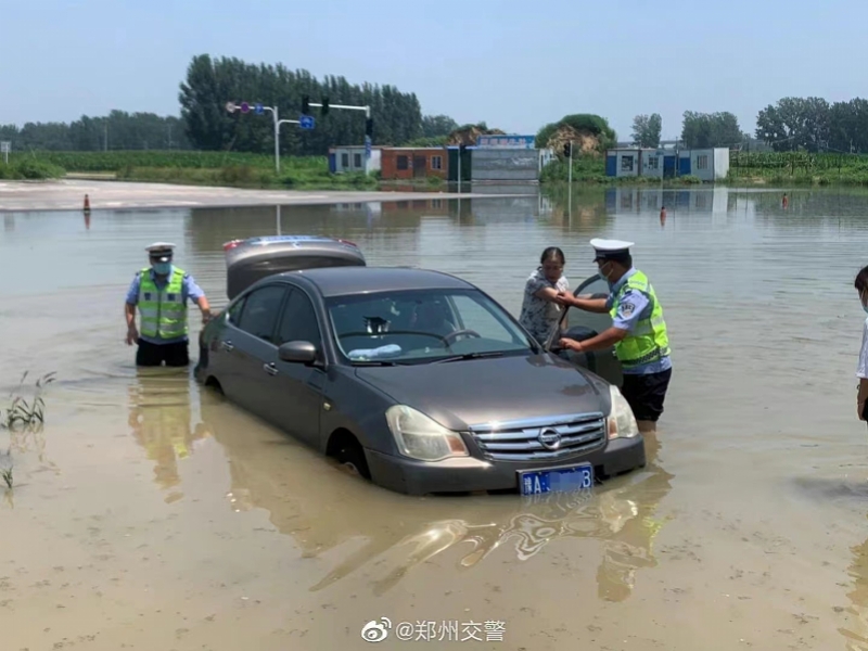 郑州市区部分区域出现大量降水(郑州今日出现暴雨，有道路涵洞积水车辆被淹！交警现场值守)