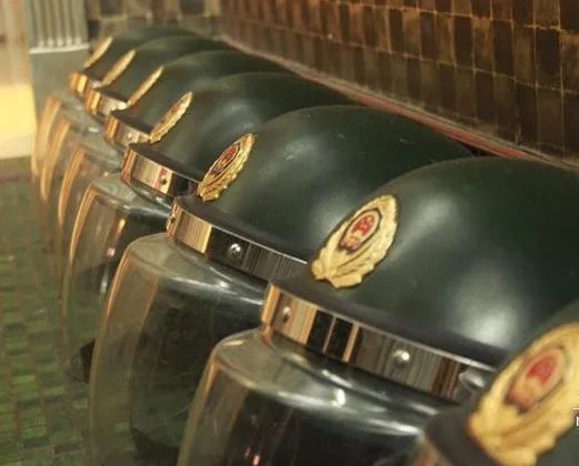 那些年,我们戴过的武警头盔