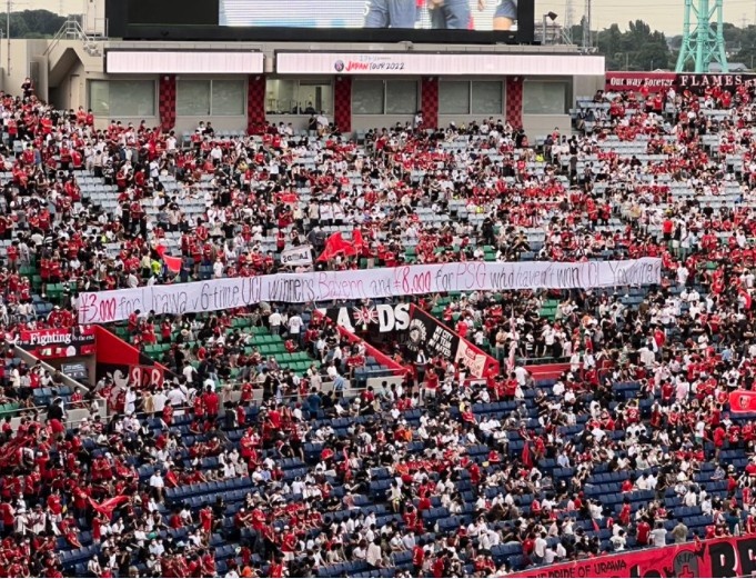 拜仁慕尼黑官网球迷商店（日本球迷不满高票价：六次欧冠得主拜仁三千日元，零冠巴黎却八千）-趣拿体育