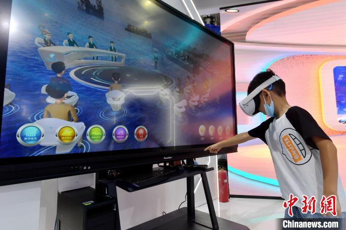 数字中国建设成果展吸引市民参观 元宇宙引关注