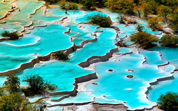 黄龙五彩池，最壮观的露天钙化彩池群
