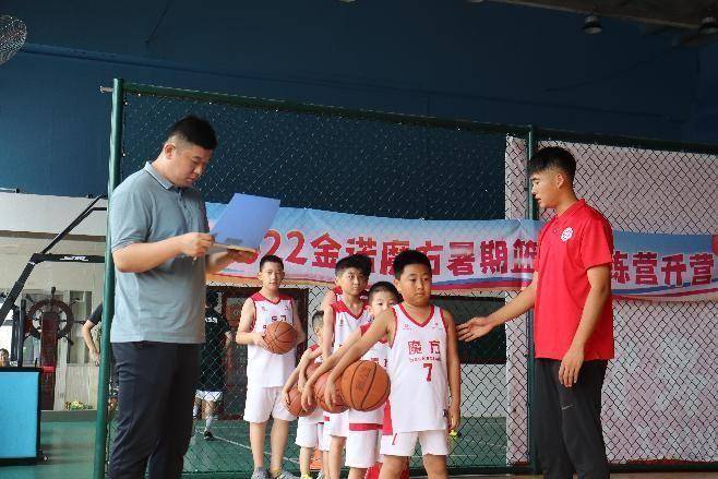 少年儿童在进行体育运动时(齐鲁师院体育学院开展暑期三下乡社会实践志愿服务活动)