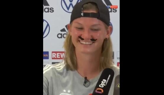 意天空：德国女足队长贴假胡子出席新闻发布会，获赞能踢男足