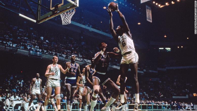 88岁美国篮球传奇去世：夺11次总冠军，NBA首位黑人主教练