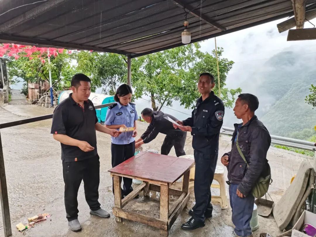 退伍女兵成为法警后，又走进大凉山