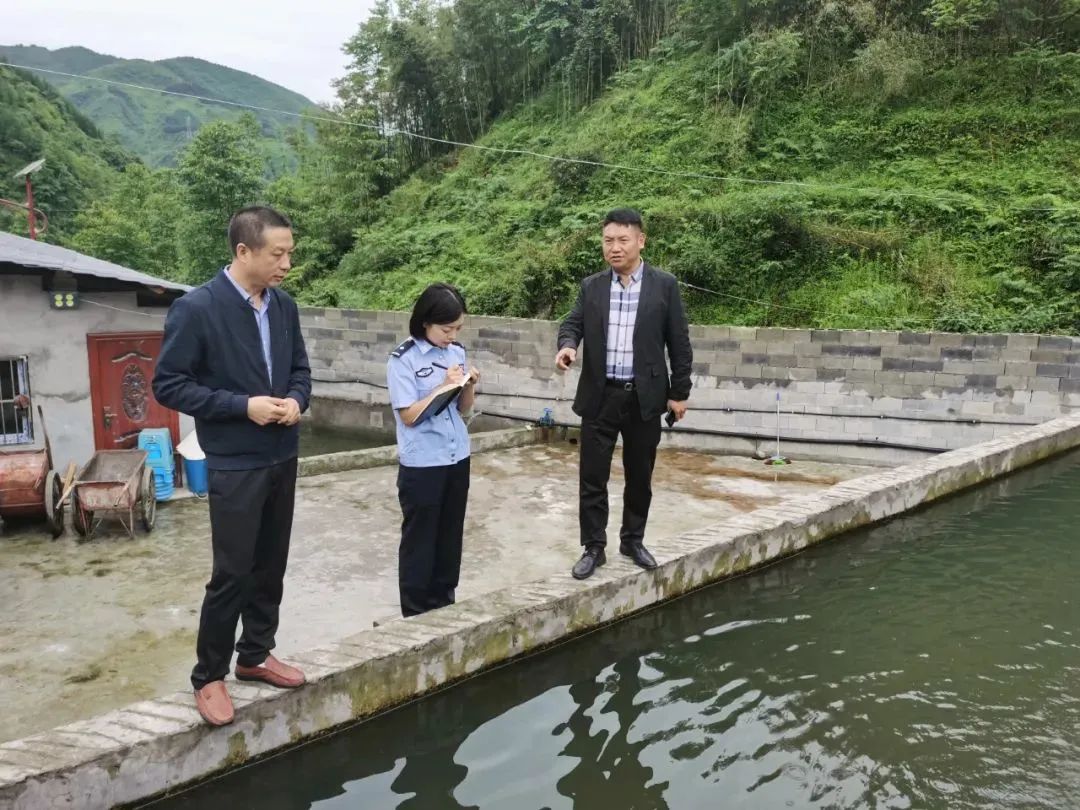 退伍女兵成为法警后，又走进大凉山