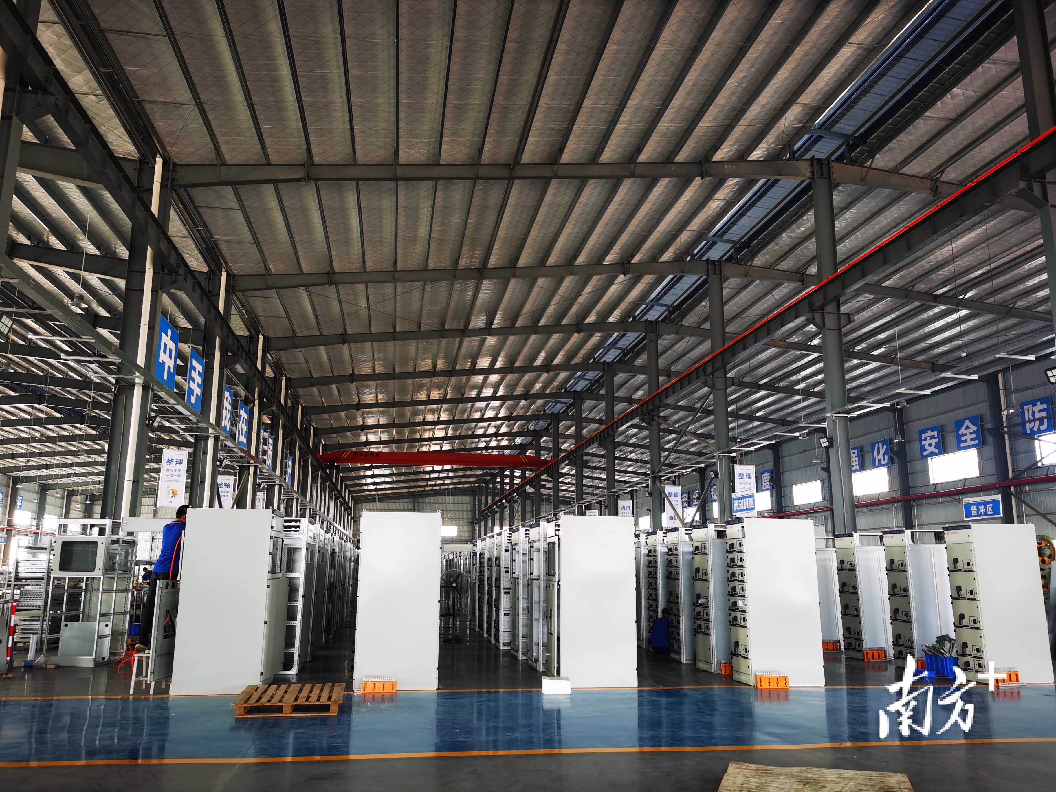 高低压成套设备（走进高新区 感受新发展｜梅州平远这家企业努力做国内高低压成套开关柜领航者）