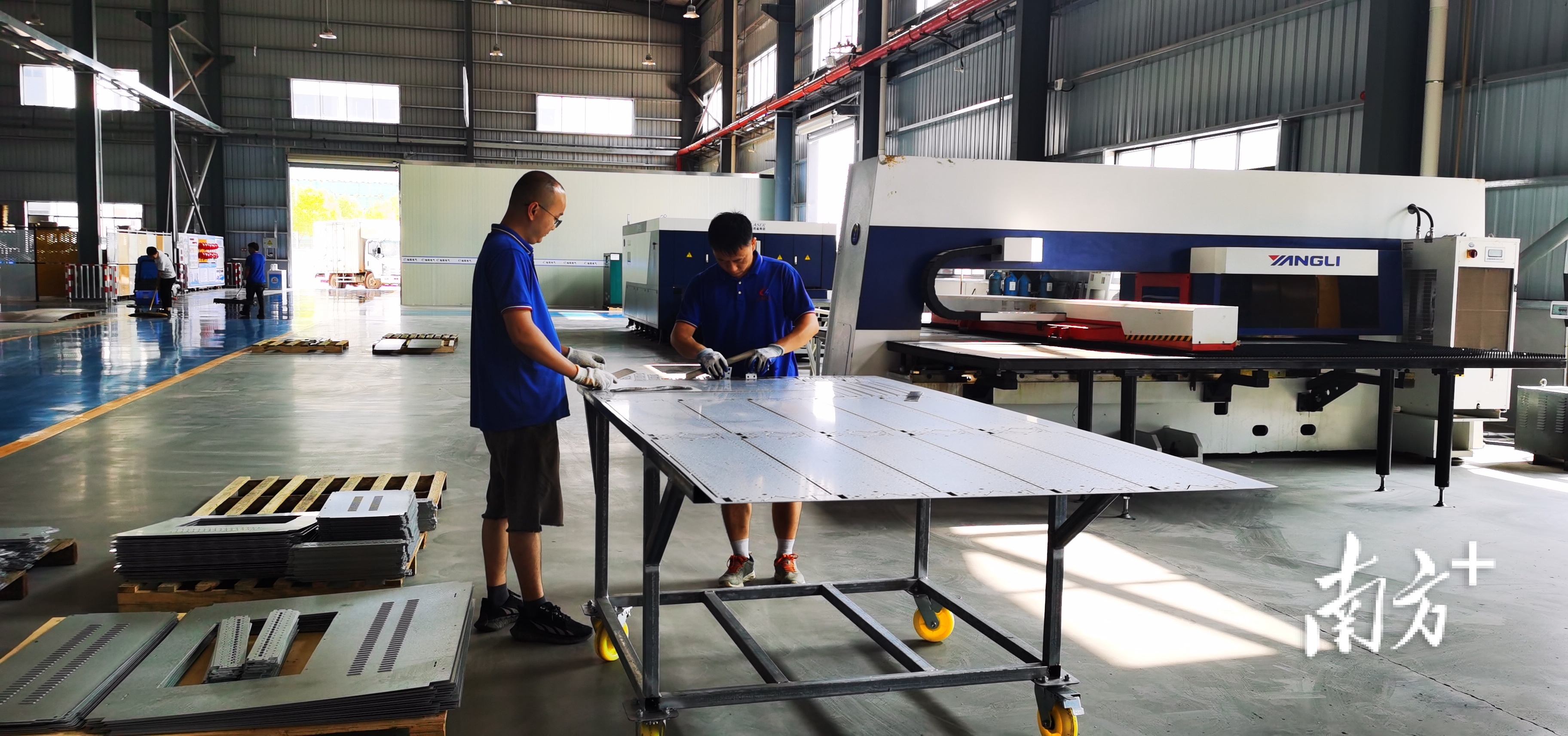 高低压成套设备（走进高新区 感受新发展｜梅州平远这家企业努力做国内高低压成套开关柜领航者）