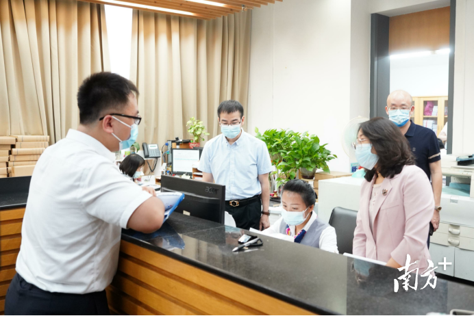 东莞市社会保障局(陪同办，亲身办！东莞医保“领导服务日”让窗口服务更走心)