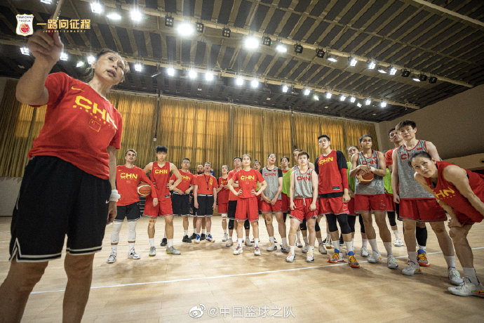 今天女篮世界杯中国vs(中国女篮奔赴海外拉练 备战2022女篮世界杯)