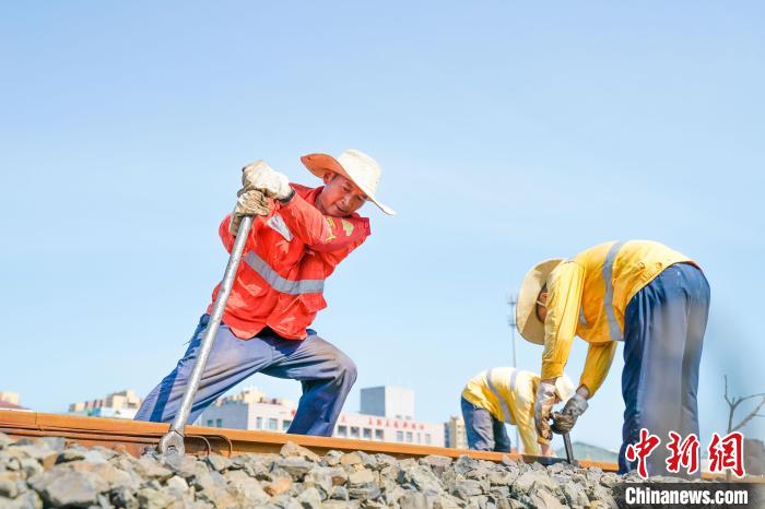 重庆：高温下的中欧班列轨道“体检医生”